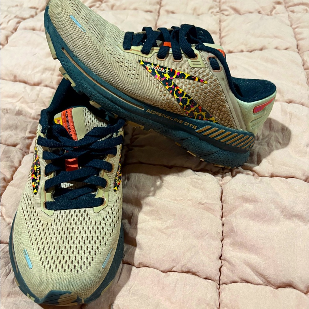 Brooks size 6 tennis shoe.  Like new. Wore few times